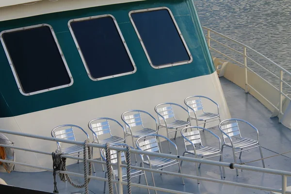 Deck chairs lined up on tour boat fore-deck — Stock Photo, Image