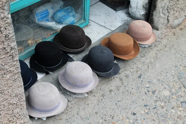 Chapeaux en feutre exposés dans la rue à Cuenca, Équateur — Photo