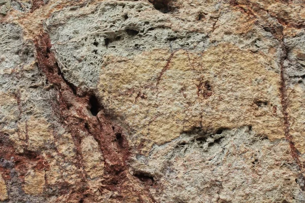 Красочный грубый каменный фон с венами охры и загара — стоковое фото