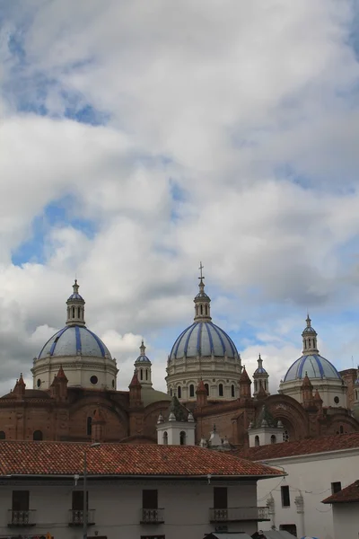 Blue and white tiled domes of the New Cathedral, Cuenca, Ecuador — Stockfoto