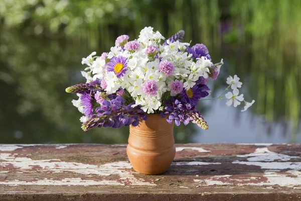 Bellissimo bouquet di fiori da giardino bianchi e viola — Foto Stock