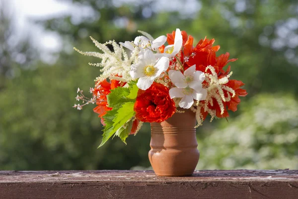 Un hermoso ramo de flores de jardín rojas y blancas — Foto de Stock