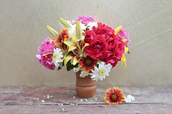 Bellissimo bouquet da giardino di fiori — Foto Stock