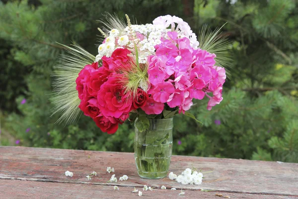 Hermoso ramo de flores jardín — Foto de Stock