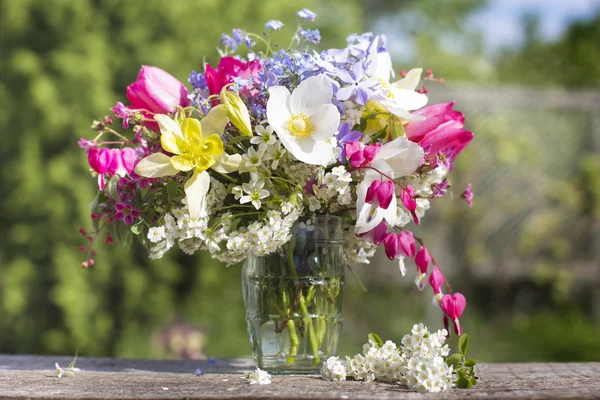 Un mazzo di bei fiori contro un giardino verde 2 — Foto Stock