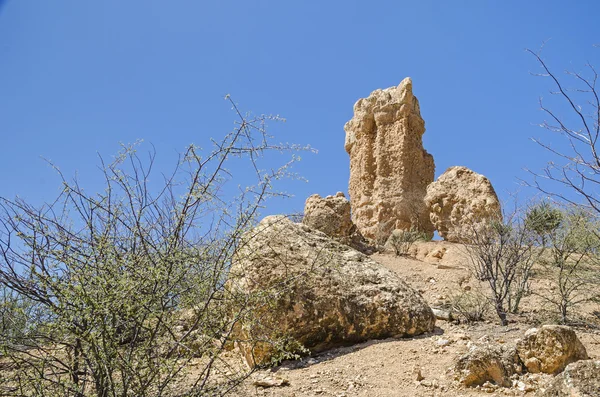 Vingerklip - na białym tle skalistego wzgórza, atrakcja turystyczna w Damaraland, Namibia. — Zdjęcie stockowe