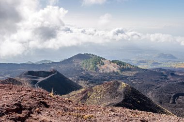 Etna Dağı yamacında zirve aşağıda 