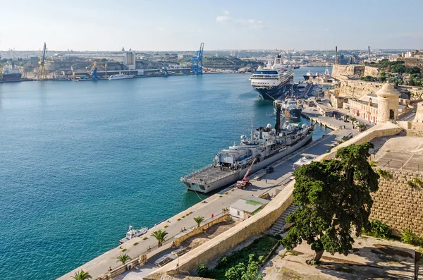 Vallettas stora hamn med båtar — Stockfoto