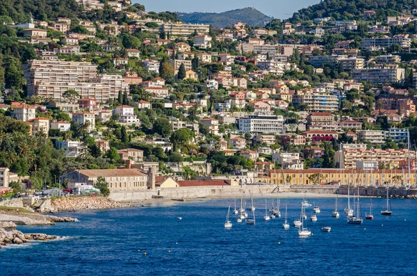 Villefranche-sur-Mer com o seu Observatório Oceanologique e mar — Fotografia de Stock