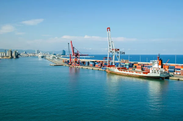 Puerto comercial y terminal de cruceros de Barcelona — Foto de Stock