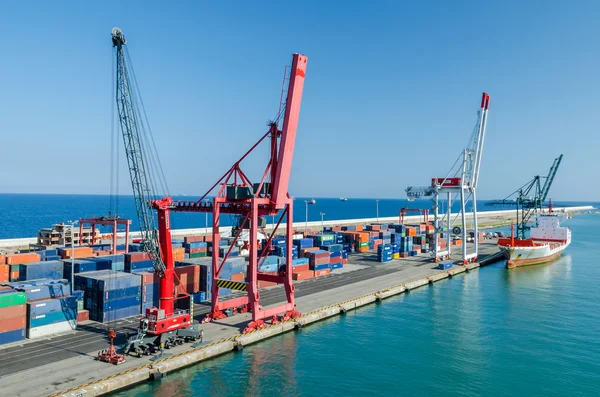 Uitzicht op commerciële haven met spoor kranen en boot — Stockfoto