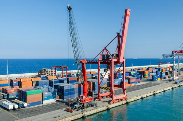 Vue du port commercial avec grues ferroviaires — Photo