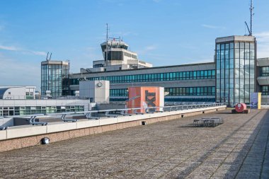 Berlin, Almanya - 22 Ekim 2020: Berlin Tegel Otto Lilienthal Havaalanı bir ziyaretçi platformundan görüldüğü üzere ticari trafik nedeniyle kalıcı olarak kapatılacak