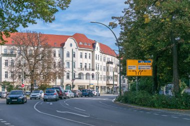 Berlin, Almanya - 3 Ekim 2020: Wolankstrasse yolu çok işlek ve Pankow eski şehir merkezi, Schoenholzer ve Breite Caddesi kavşağındaki Wilhelminian tarzı bina için tipik bir yol