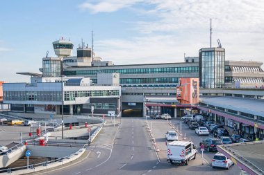 Berlin, Almanya - 22 Ekim 2020: Berlin-Tegel Otto Lilienthal ana uluslararası havaalanı (kalıcı olarak kapatılacak) terminal ve kontrol kulesi ve otoparkı ile  