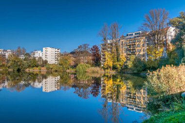 Lietzensee Gölü 'nün kıyısındaki Lietzenseeufer (Lietzenseeufer) ön cephesi suya yansıyan park ve listelenmiş bir bahçe. 