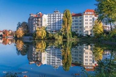 Berlin, Almanya - 7 Kasım 2020: Lietzen Gölü kıyısında Haus See-Eck, Belle-Etage, Kammern am See ve Ringhotel Seehof binaları 