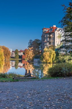 Berlin, Almanya - 7 Kasım 2020: Haus See-Eck, Hotel Belle-Etage ve taş heykel ile birlikte Lietzen Gölü kıyısında park