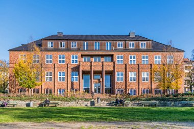 Berlin, Almanya - 7 Kasım 2020: Lietzen Gölü kıyısındaki madenciler profesyonel derneği için hafif dışavurumcu tuğla idari bina. Bugün medya binası. 