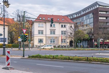 Berlin, Almanya - 13 Kasım 2020: Otto-Suhr-Allee ve Kaiser Friedrich caddelerinin kesiştiği Kırgız Cumhuriyeti Büyükelçiliği binası