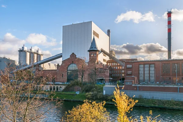 Berlin, Almanya - 23 Kasım 2020: Birleşik ısı ve elektrik santrali Moabit ile 1900 yılında inşa edilen tarihi bina bankanın üzerine inşa edildi