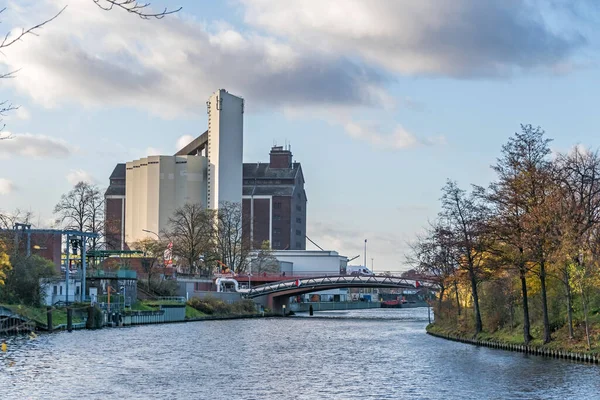 Berlin, Almanya - 23 Kasım 2020: Berlin-Spandau nakliye kanalı ve bankada birleşik ısı ve elektrik santrali Moabit