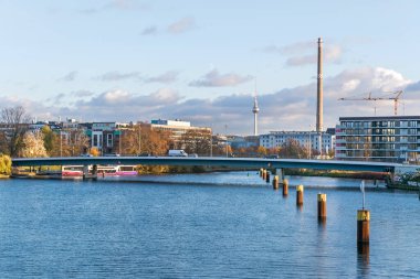 Berlin, Almanya - 23 Kasım 2020: Nordhafen, Nordhafen karayolu köprüsü ve televizyon kulesi ile Berlin-Spandau nakliye kanalı üzerinde eski bir iç liman 