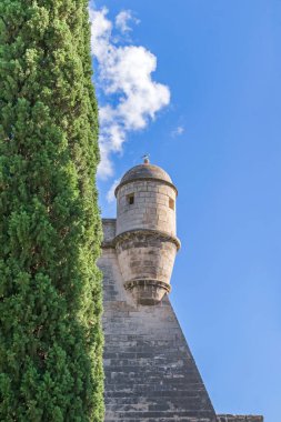 İspanya 'nın Palma de Mallorca kentinde 20. yüzyılın başlarına kadar Palma kentini çevreleyen Rönesans Duvarları' nın (Es Baluard Duvarları) bir kısmını oluşturan Sant Pere Kalesi 'nin Bartizan kalesi.