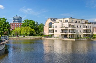 Berlin, Almanya - Mai 12, 2019: Humboldt Kütüphanesi ve klinik Parkı Humboldmuehle 'nin binalarıyla Tegeler Hafen limanı
