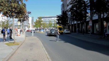 Berlin, Almanya - 23 Ağustos 2019: Güvenliği sağlamak için altı yolcu taşıyan ilk otomatik otobüs veya otonom otomobil