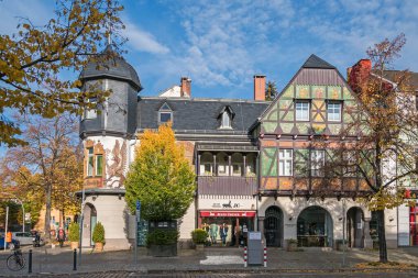 Berlin, Almanya - 25 Ekim 2020: Emisch-Haus, 19. yüzyıl Villenkolonie 'sinin listelenmiş kültürel anıtı, tamamen malikane ve villalardan oluşan bir Alman yerleşim konsepti.