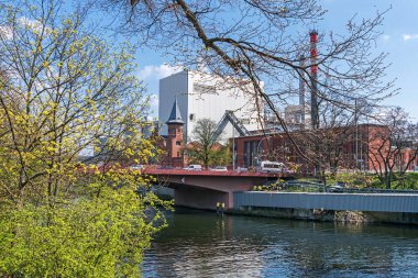 Berlin, Almanya - 20 Nisan 2021: Birleşik ısı ve elektrik santrali Moabit ile 1900 yılında inşa edilen tarihi bina bankanın üzerine inşa edildi