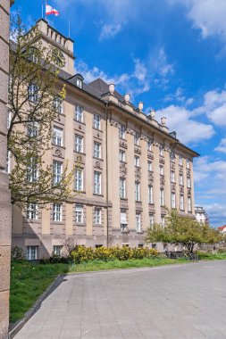 Berlin, Almanya - 25 Nisan 2021: 70 metre yüksekliğindeki kulesi ve Berlin bayrağıyla Tempelhof-Schoeneberg ilçesinin belediye binası Rathaus Schoeneberg 'in kumtaşı binası