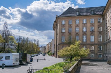 Berlin, Almanya - 25 Nisan 2021: Freiherr-vom-Stein Caddesi, Tempelhof-Schoeneberg ilçesinin belediye binası olan Rathaus Schoeneberg 'in kumtaşı binası
