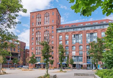 Berlin, Almanya - 28 Haziran 2021: Frieda-Arnheim-Promenade, eski endüstriyel arazileri geliştirmeyi amaçlayan 