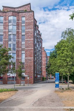 Berlin, Almanya - 28 Haziran 2021: Frieda-Arnheim-Promenade, eski endüstriyel arazileri geliştirmeyi amaçlayan 