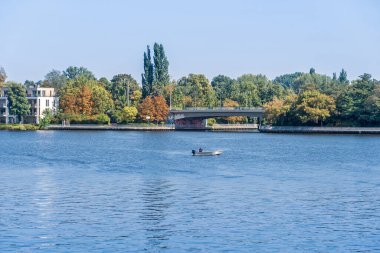 Berlin, Almanya - 6 Eylül 2021: Dammbruecke veya Baraj Köprüsü, Spree ve Dahme kavşağında Spree Nehri 'ni geçen asimetrik akım sütunlu önceden gerilmiş beton bir köprü