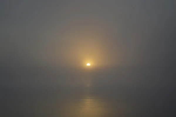 Puente en la niebla —  Fotos de Stock