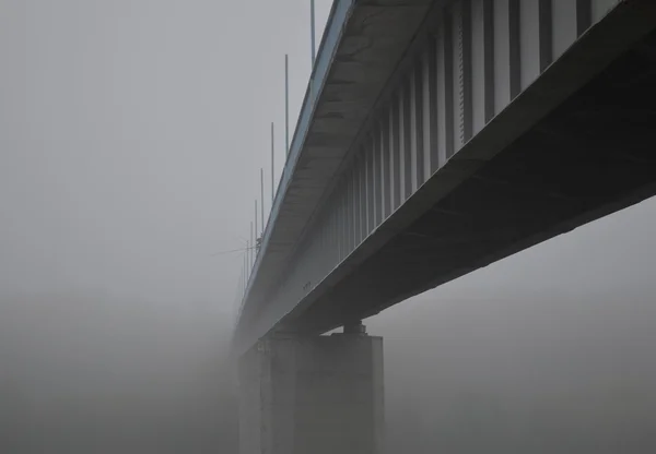 Brug in de mist — Stockfoto