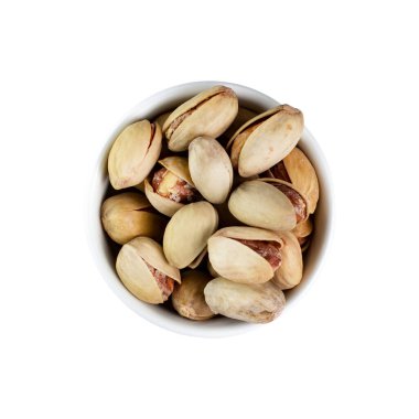 Beyaz arka planda beyaz bir seramik kasede kabuklu fıstıklar, izole. Üst manzara, düz uzanma.