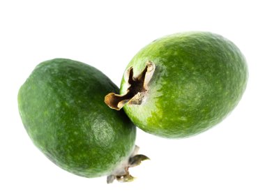 Beyaz arka planda taze olgun feijoa meyveleri, yakın plan, izole.