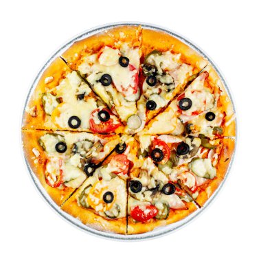 Jambonlu, peynirli, zeytinli ve domatesli klasik pizza. Beyazı izole et, yakın plan. Üst manzara, düz uzanma.