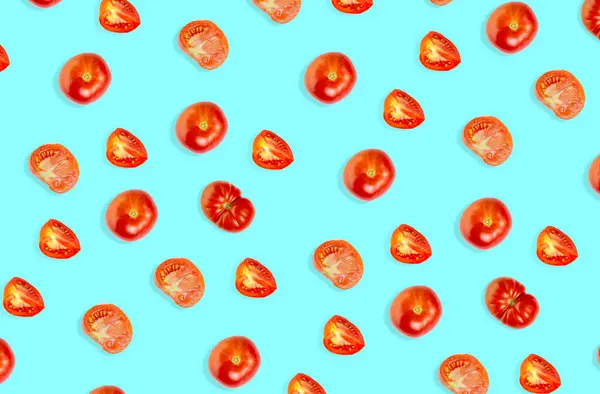 Tomatenpatroon Achtergrond Set Van Rijpe Tomaten Plakjes Lichtblauwe Achtergrond Bovenaanzicht — Stockfoto