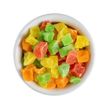 Seramik bir fincanda güneşte kurutulmuş meyve şekeri ya da şekerli meyve, beyazda izole edilmiş, üst görünümde..