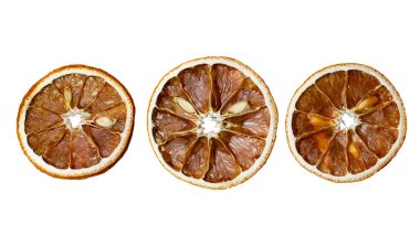 Beyaz üzerine kuru portakal dilimleri, izole, yakın çekim, üst görünüm.