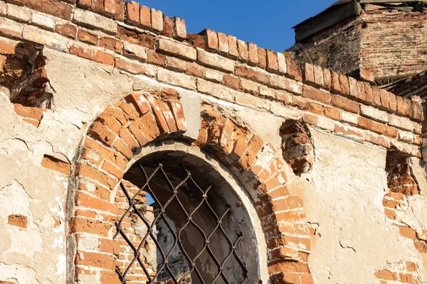 Стіна Арочні Вікна Старої Покинутої Цегляної Будівлі — стокове фото