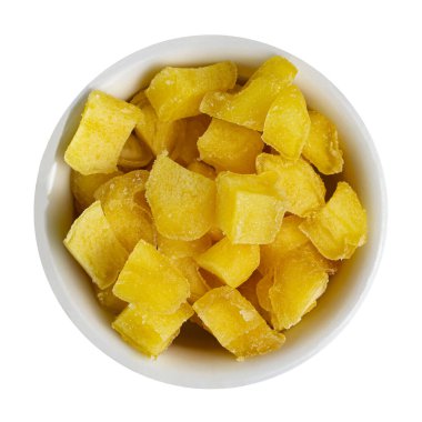 Seramik bir fincanda güneşte kurutulmuş muz şekeri ya da şekerli meyve, beyazda izole edilmiş, üst görünümde..