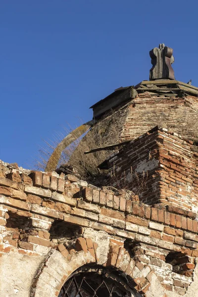 Cúpula Arco Antigo Edifício Arruinado Abandonado Céu Azul Borrado — Fotografia de Stock