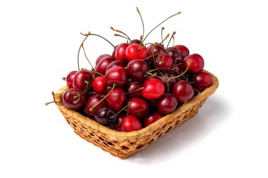 Beyaz bir arka planda sepette sulu kirazlar, izole. Bahar ya da yaz teması dışında.