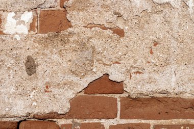 Eski tuğla duvar dokusu tahrip olmuş alçıdan.